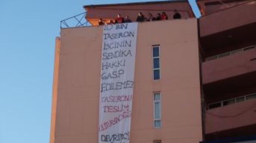 Sağlık &Ccedil;alışanlarından Hastane &Ccedil;atısında Eylem