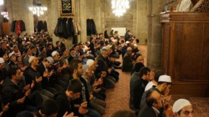 Erzurum&rsquo;da Mevlit Kandili&rsquo;nde Camiler Doldu