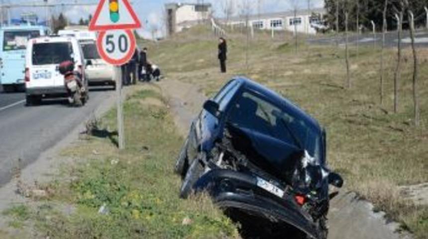 Minib&uuml;s İle Otomobil &Ccedil;arpıştı: 1 Yaralı