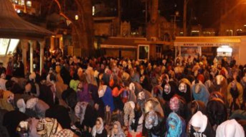 Mevlid Kandili'nde, Ey&uuml;p Sultan Doldu Taştı