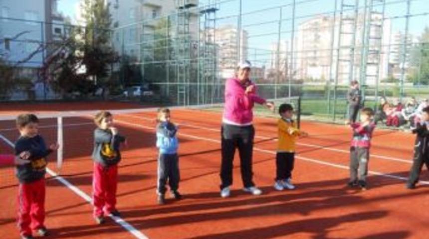 Ramazan Savaş 1/B sınıfı &ouml;ğrencileri sağlıklı yaşam i&ccedil;in spor yapıyor.