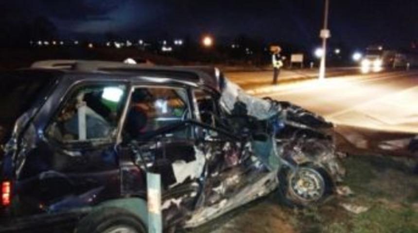 Kamyonun &Ccedil;arptığı Otomobilde Sıkışan Yaralıları Itfaiye Kurtardı