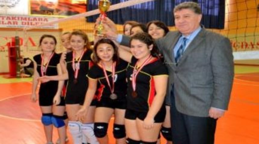 Voleybolda Ayvacık Anadolu &Ouml;ğretmen Lisesi Şampiyon Oldu
