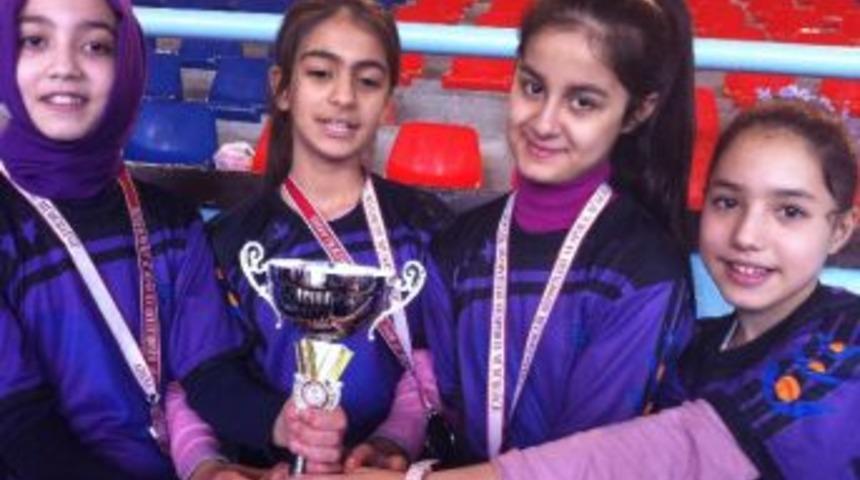 Bur&ccedil; Okullarına &Ccedil;ifte Kupa