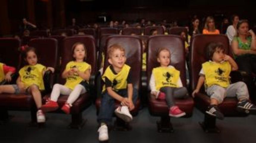&Ccedil;ocuklar İlk Kez Tiyatro İzledi