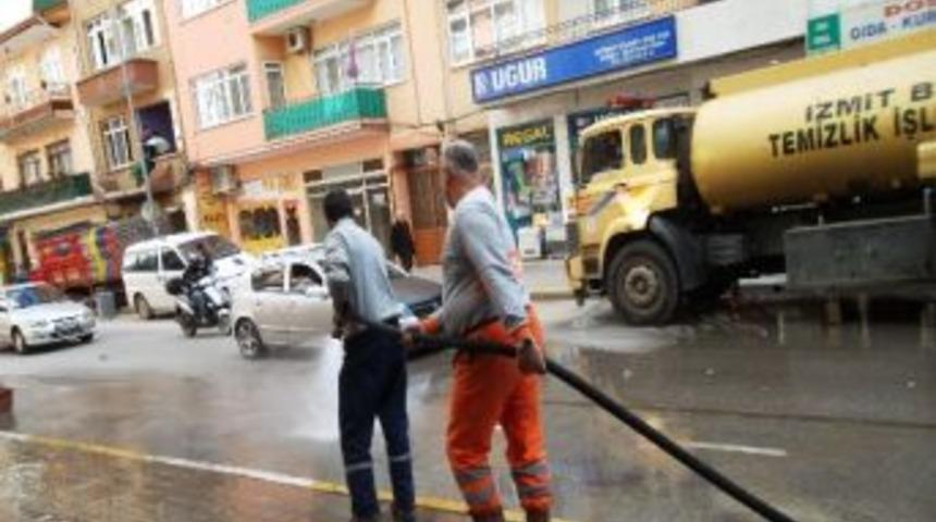 İzmit&rsquo;te Yollar Yıkanıyor