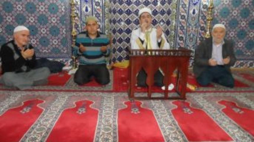 Mevlit Kandilinde vatandaşlar Camileri doldurdu