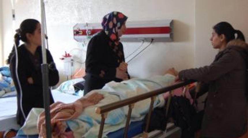 &Ccedil;atıdan D&uuml;şen Kar K&uuml;tlesi Gen&ccedil; Kızın Yaralanmasına Neden Oldu