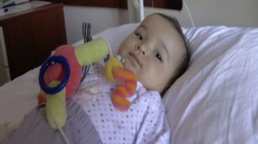 Bağırsağı D&uuml;ğ&uuml;mlenen 6 Aylık Bebek Hayata Tutundu