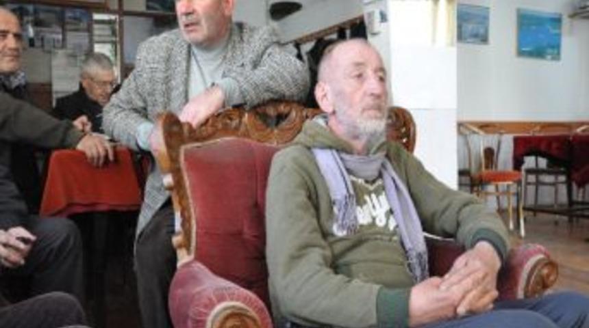 Sokakta Kalan Alman'a Sinoplu Sahip &Ccedil;ıktı