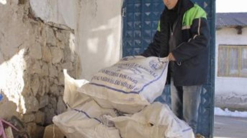 Hayat Ağacı Derneği&rsquo;nden Yakacak Odun Yardımı