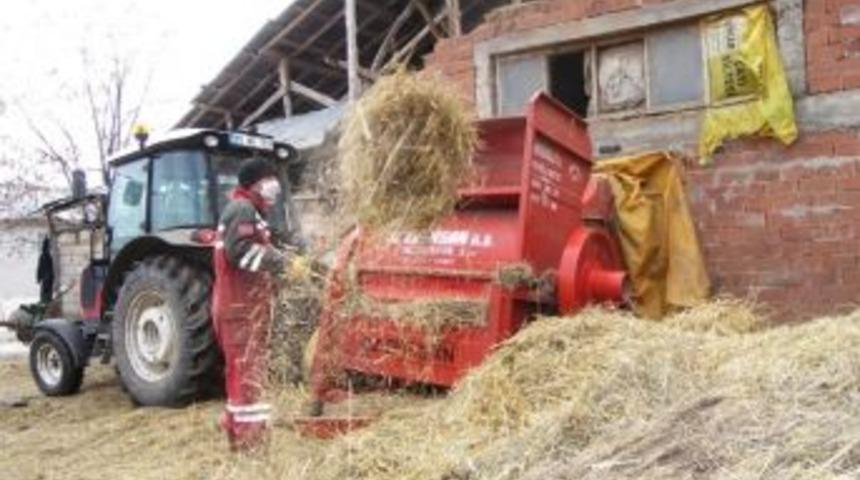 Erzurum&rsquo;da &Ccedil;ift&ccedil;iler İthal Samanı Patosa Vuruyor