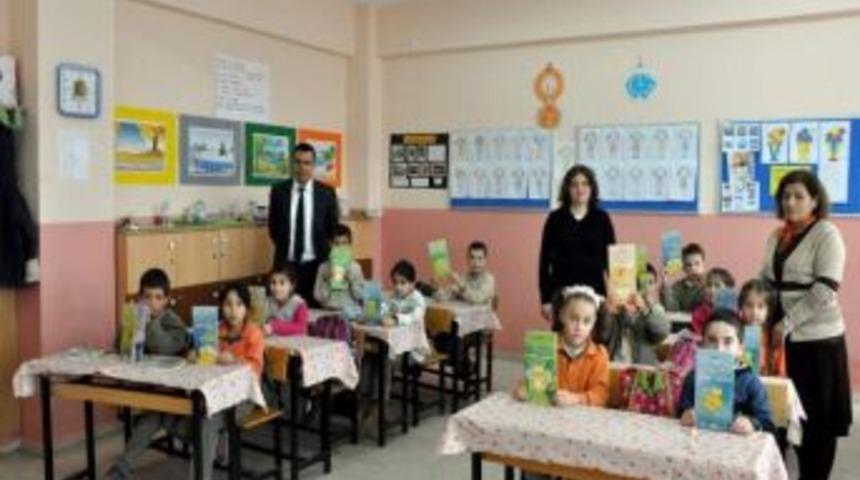 Tepebaşı Belediyesi &Ouml;ğrencilere Kitap Hediye Etti