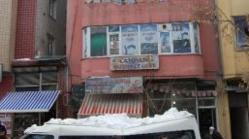 &Ccedil;atıdan D&uuml;şen Kar Minib&uuml;s&uuml; Ezdi: 4 Yaralı