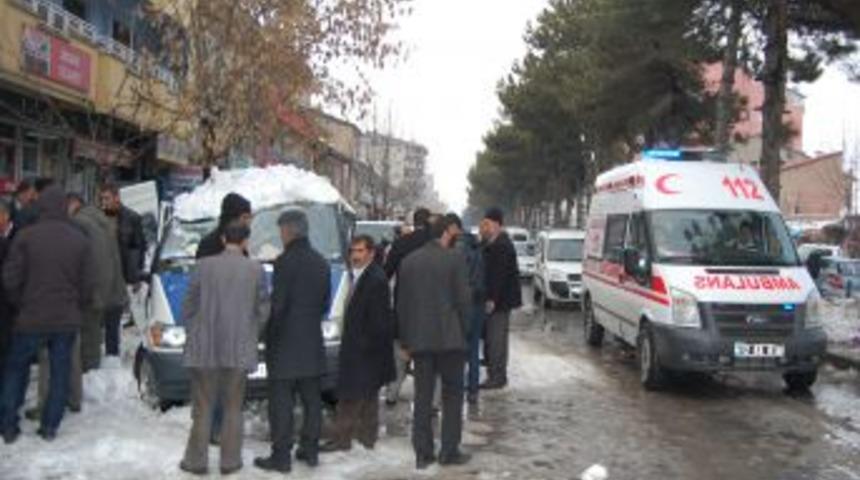 Bitlis'te &Ccedil;atıdan D&uuml;şen Kar Ve Buz K&uuml;tlesi Minib&uuml;s&uuml;n Tavanını Ezdi: 2 Yaralı