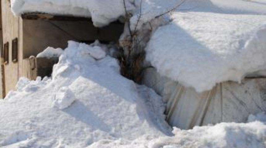 Hakkari'de Karla M&uuml;cadele &Ccedil;alışmaları Devam Ediyor