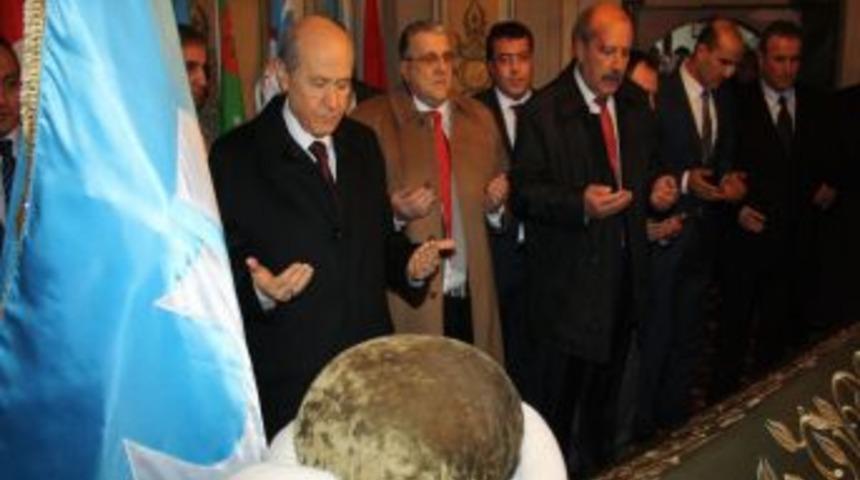 Devlet Bah&ccedil;eli, Ertuğrul Gazi'nin T&uuml;rbesinde