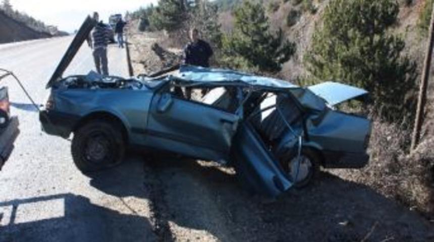 Otomobil 35 Metrelik U&ccedil;uruma Yuvarlandı: 1 &Ouml;l&uuml;, 2 Yaralı