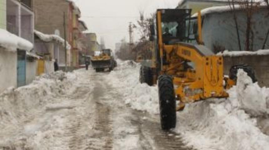 Muş&rsquo;ta Karla M&uuml;cadele Devam Ediyor