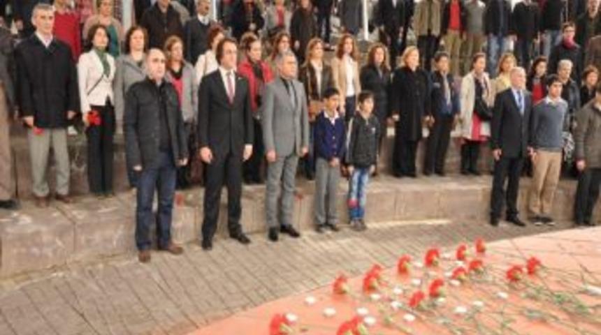 Başkan S&ouml;zen Ve Basın Mensupları Uğur Mumcu K&ouml;şesine Karanfil Bıraktı