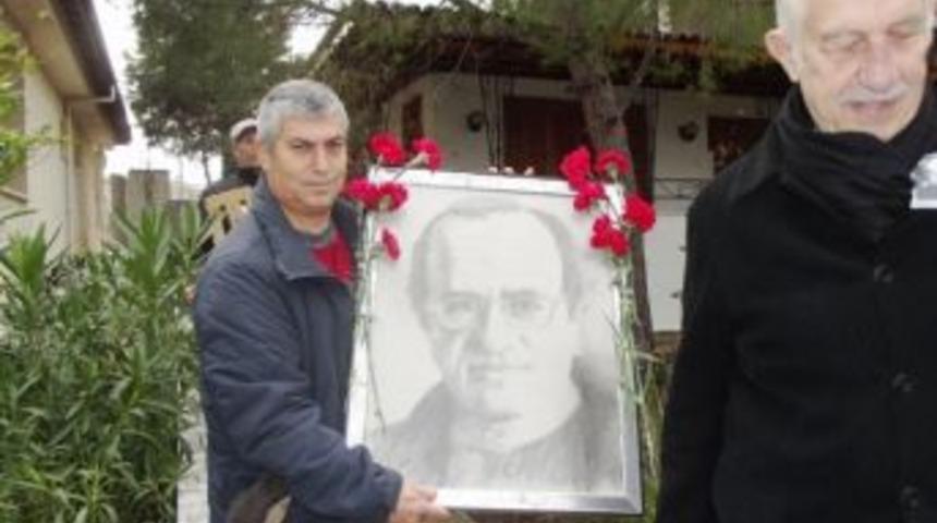 Uğur Mumcu, Ayvalık&rsquo;taki Evinin &Ouml;n&uuml;nde Anıldı