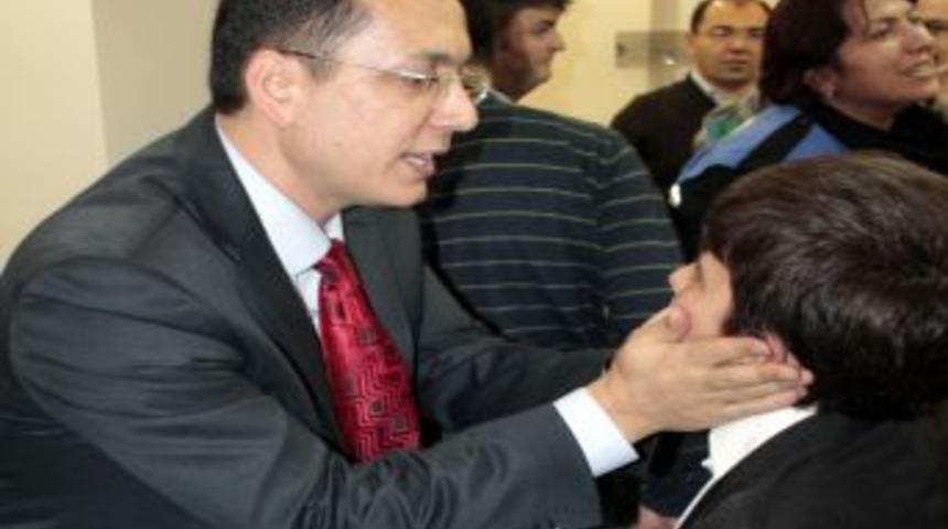 Polisin Şefkat Eli &Ouml;ğrencilerin &Uuml;zerinde