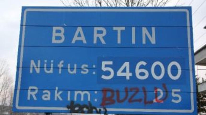 Yol &Uuml;zerindeki Tabelaya Yazılan Yazı Dikkat &Ccedil;ekti