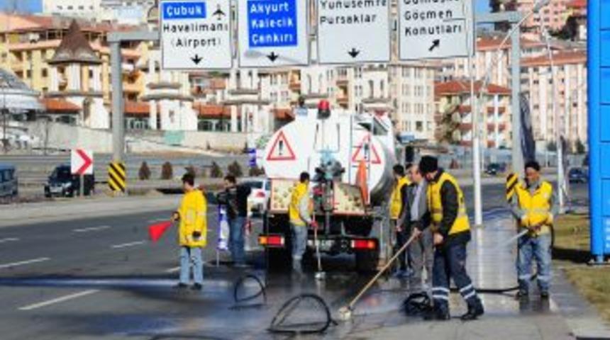 Belediye Ekipleri Başkent'te Cadde Ve Bulvar Temizliklerini S&uuml;rd&uuml;r&uuml;yor