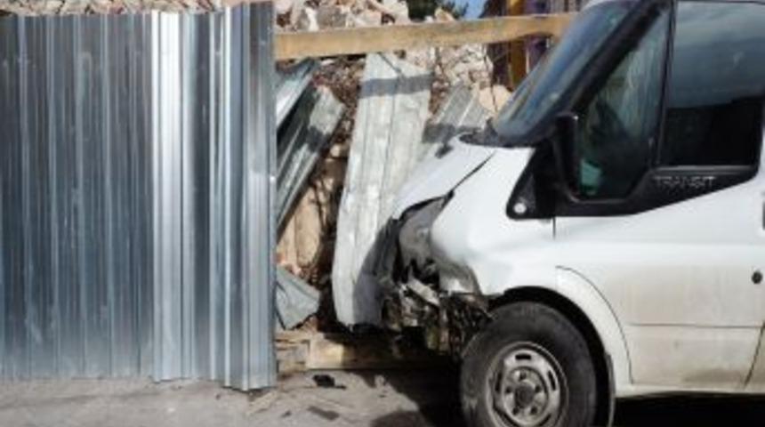 Kaza Yapan Ara&ccedil;lar Yayaları Ezdi