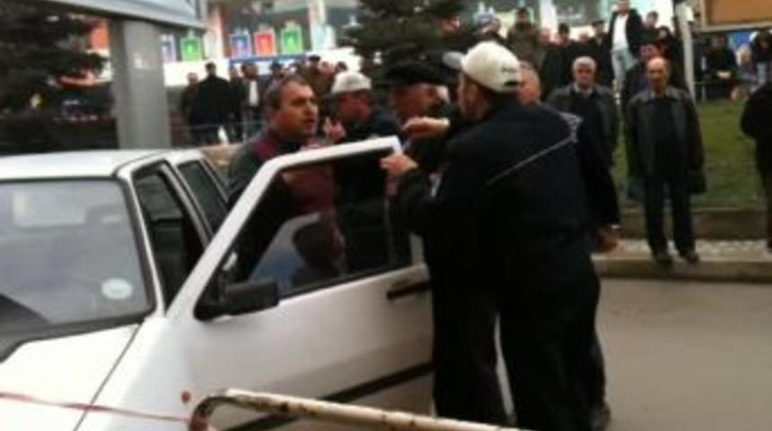 Bolu'da Ters Şeride Girip Park Eden S&uuml;r&uuml;c&uuml;y&uuml; Polis Ikna Etmekte Zorlandı