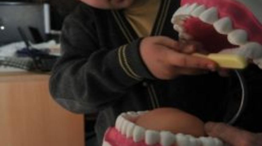 Nil&uuml;ferli &Ccedil;ocuklar Bembeyaz G&uuml;l&uuml;ms&uuml;yor