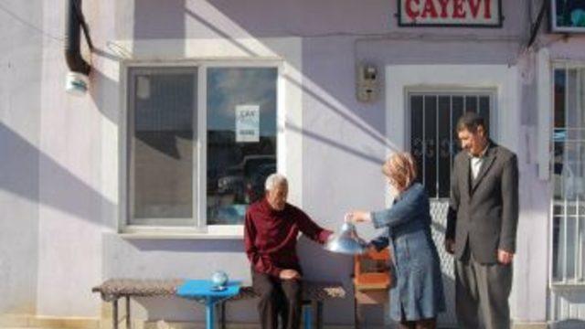 Kızlarını Okutabilmek Için Eşiyle Çaycılık Yapıyor