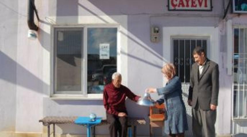 Kızlarını Okutabilmek Için Eşiyle Çaycılık Yapıyor