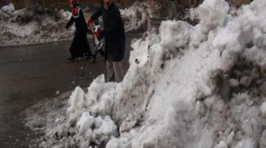 &Ccedil;atılardaki Kar K&uuml;tleleri Tehlike Sa&ccedil;ıyor