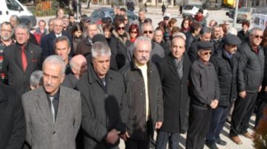 Uğur Mumcu Anısına Karanfil Bırakıldı