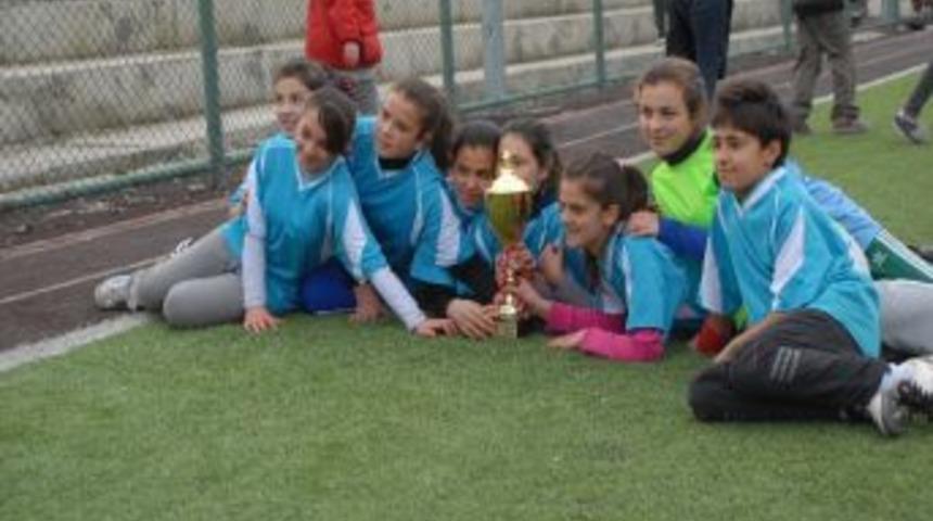 Yıldızlar Futbol Turnuvası Şampiyonlarını Kupalarını Aldı