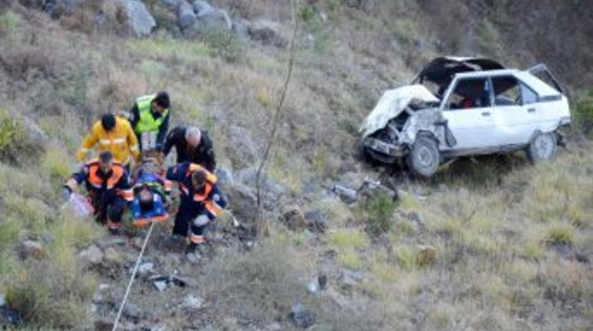 50 Metreden Şarampole Devrilen S&uuml;r&uuml;c&uuml;, Babasını Arayarak Kurtuldu