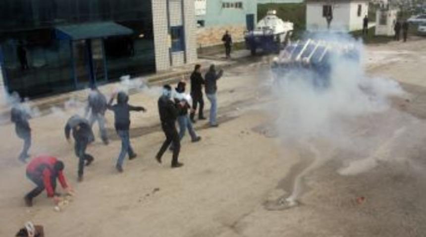 Yalova'da Polise Taş Ve Molotof Kokteyli