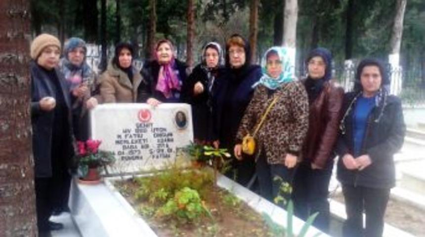 Mhp&rsquo;li Kadınlardan Şehitlik Ziyareti