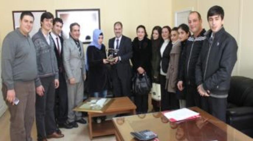 &Ouml;ğrenciler Milli Eğitim M&uuml;d&uuml;r&uuml;n&uuml; Ziyaret Etti