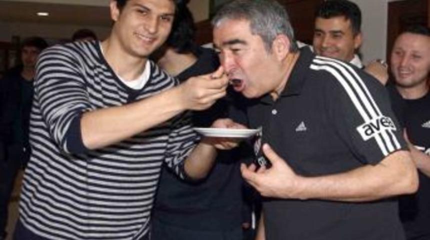 Beşiktaş'ta Necip Uysal&rsquo;a S&uuml;rpriz Doğum G&uuml;n&uuml;