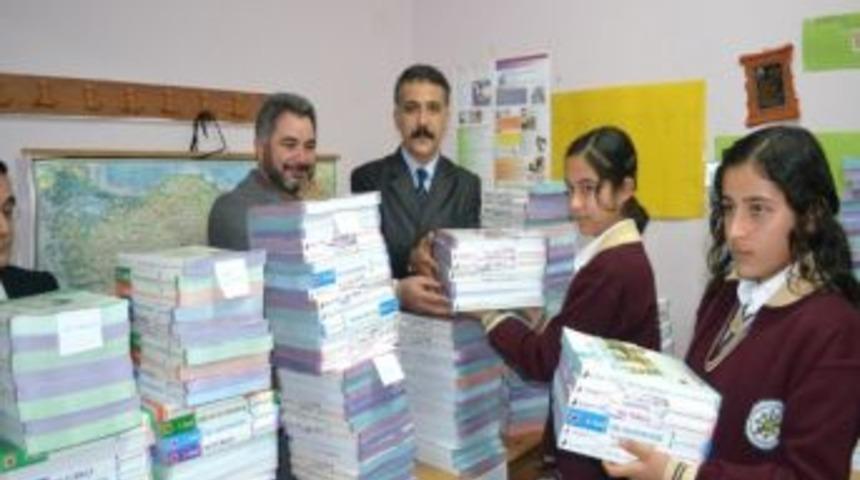 Bozyazı’da İlk Ve Ortaokul Öğrencilerine Kaynak Kitap Dağıtıldı