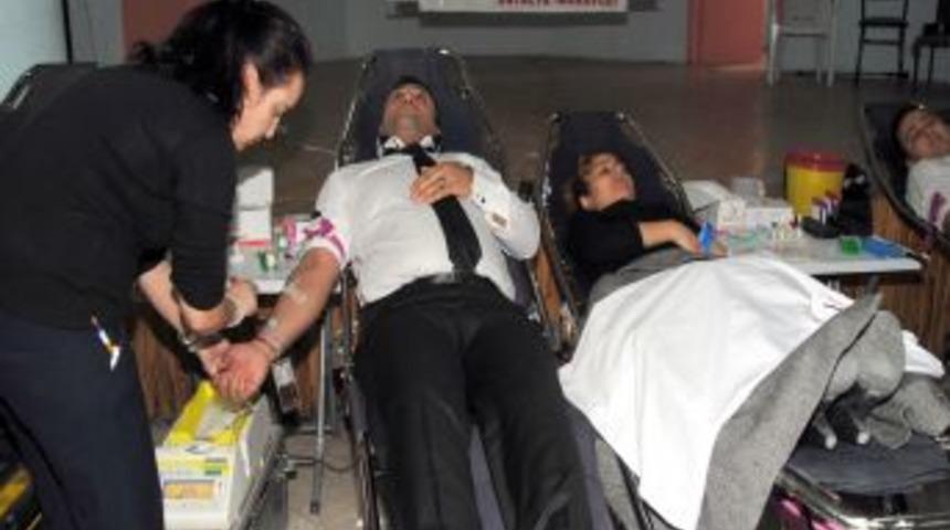 &Ouml;ğretmenler, &Ouml;ğrencilerine Iyilik Yapmayı Kan Bağışıyla G&ouml;sterdi