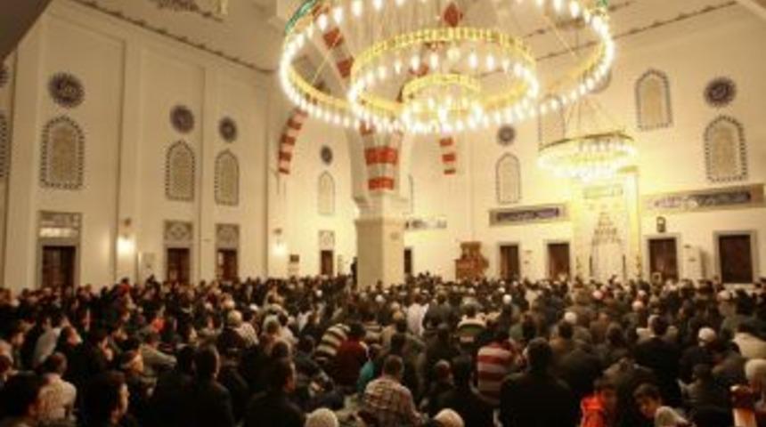 Başakşehir Belediyesi Mevl&uuml;t Kandili&rsquo;ni Cami Programlarıyla Kutladı