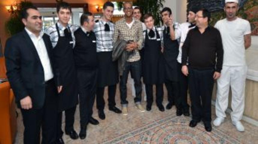 Felipe Melo, Takım Arkadaşlarına Yemek Ismarladı