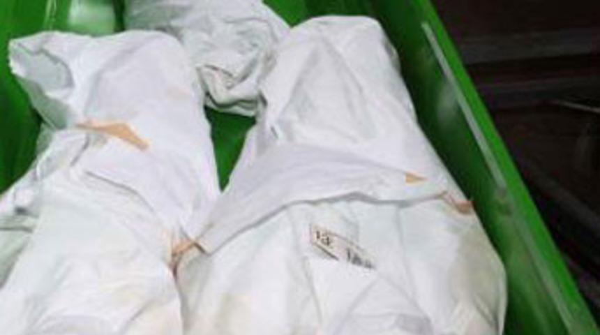 3 kardeş tek tabutta g&ouml;t&uuml;r&uuml;ld&uuml;