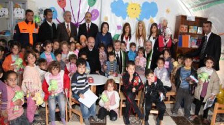 Suriyeli 4 Bin 500 &Ccedil;ocuk, Hediye Oyuncaklarla Sevindi