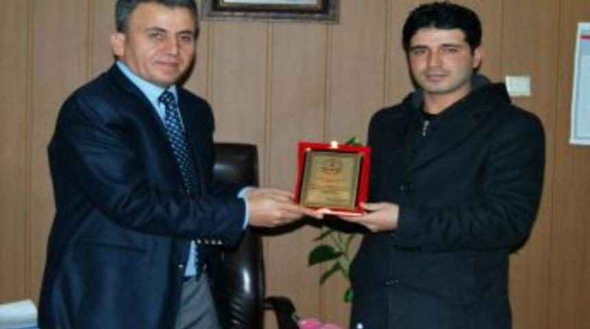 Suru&ccedil; Milli Eğitim M&uuml;d&uuml;rl&uuml;ğ&uuml;'nden Cihan Muhabirine Plaket