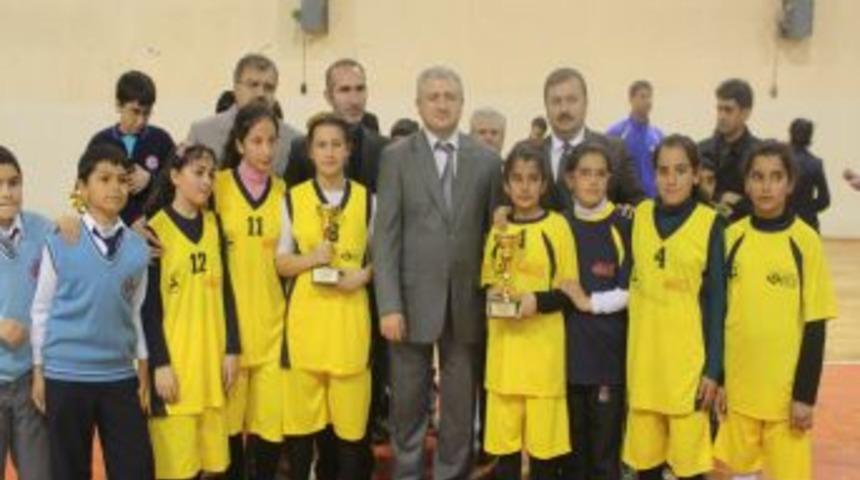 Satran&ccedil; Ve Voleybolda Dereceye Giren Okullar &Ouml;d&uuml;llendirildi