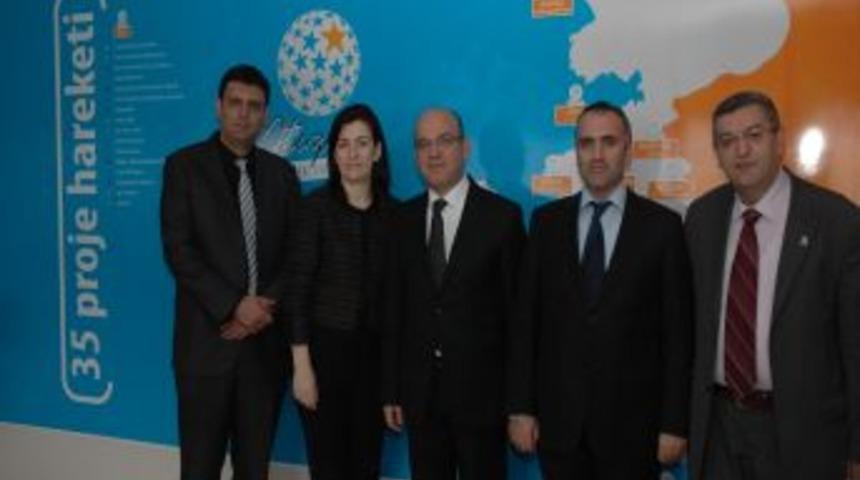 '35 Proje Ile İzmir, Hizmet Siyasetine Ge&ccedil;ecek'
